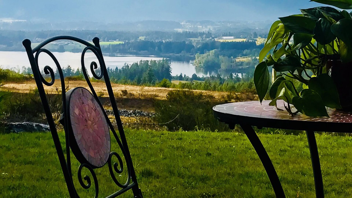 North Cowichan House | Taste The View: A dream view of the mountains and lake