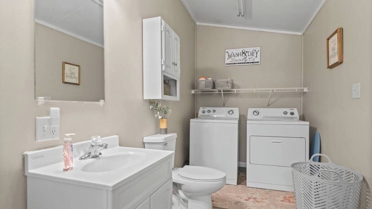Springfield House | Tasteful 2-bedroom house with AC, WiFi near Springfield Memorial