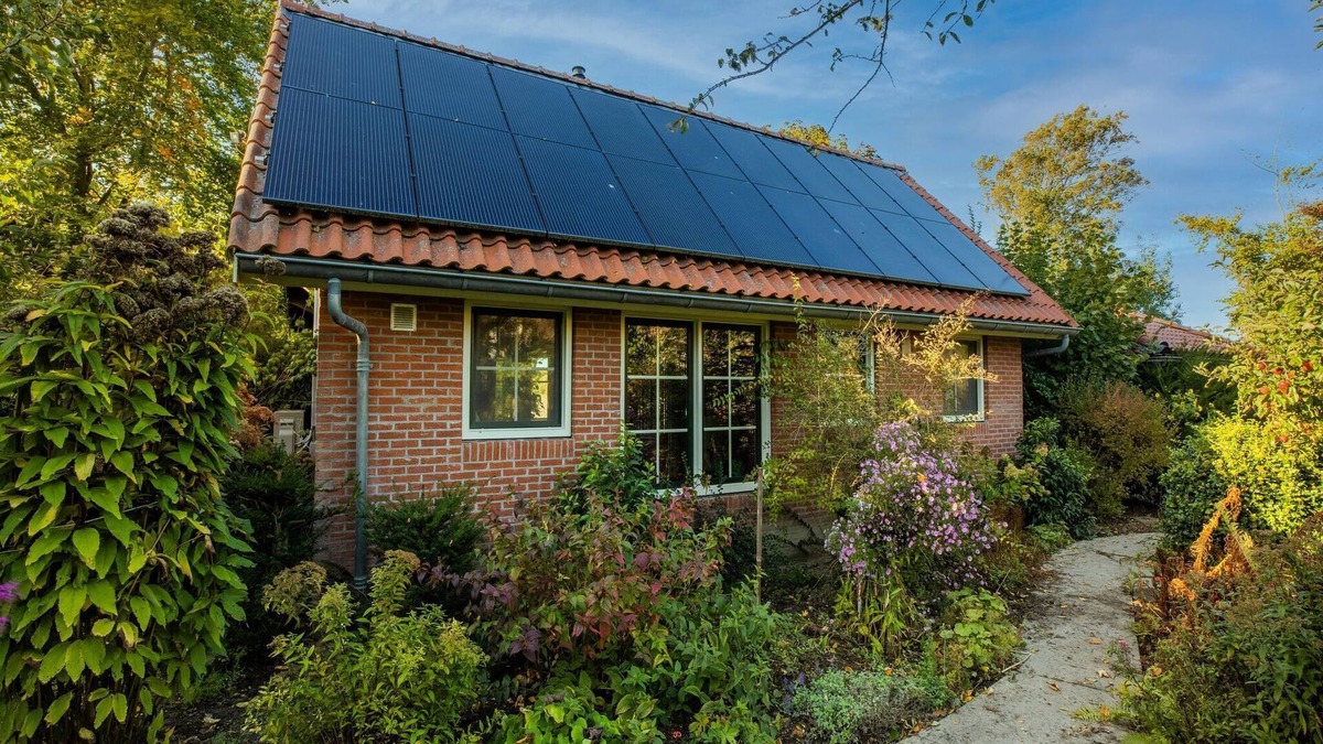 Wijnaldum House | Tasteful holiday home in Wijnaldum with garden