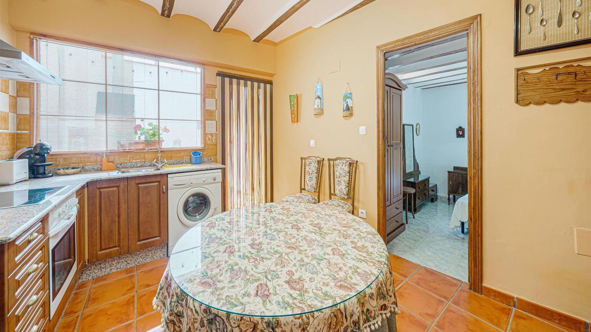 Mahora House | Tasteful holiday home in Mahora with balcony/terrace