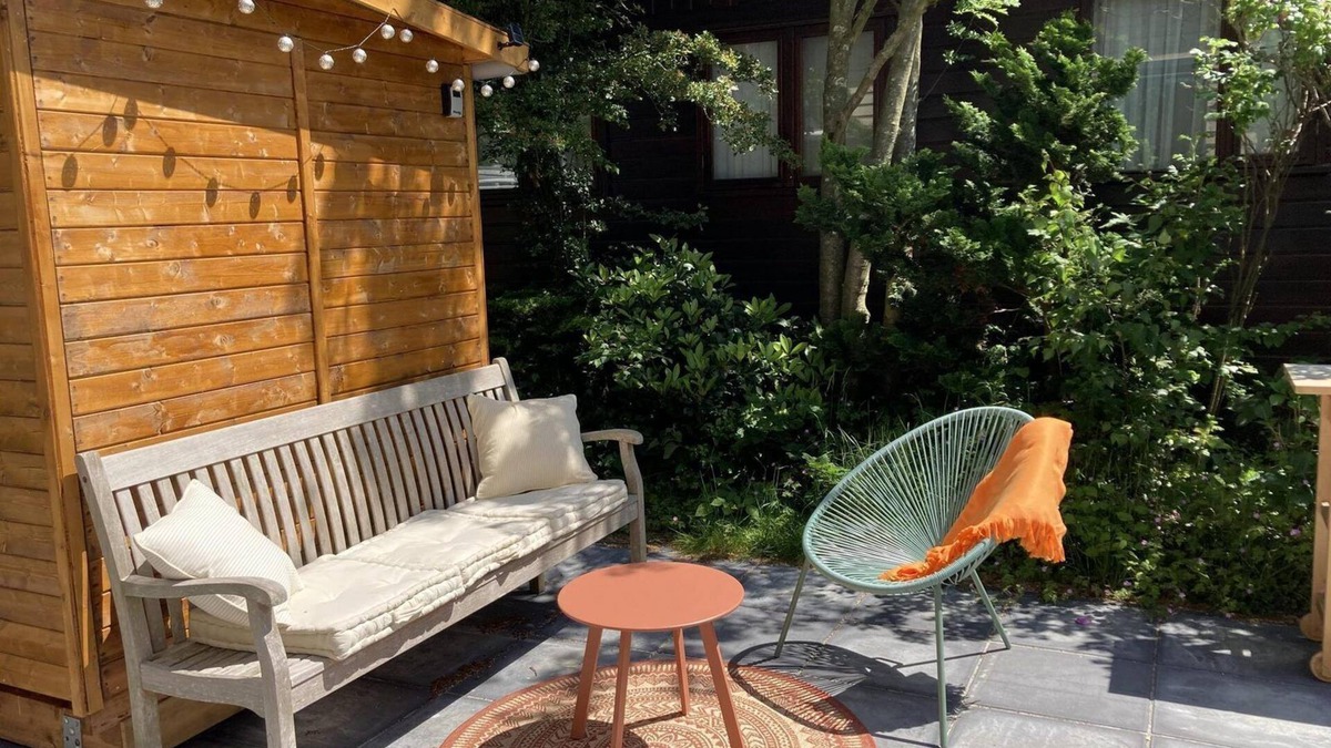 Sint Maartensvlotbrug House | Tastefully furnished, cosy and modern 4-person chalet with 2 bedrooms. Lovely garden with terrace, veranda and lawn. Free WiFi.