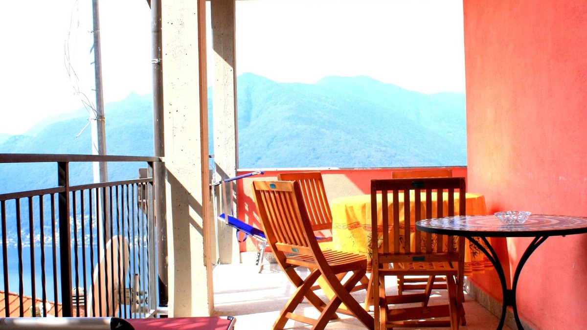 Sarangio Apartment | Tastefully furnished 2-room apartment with balcony and garage