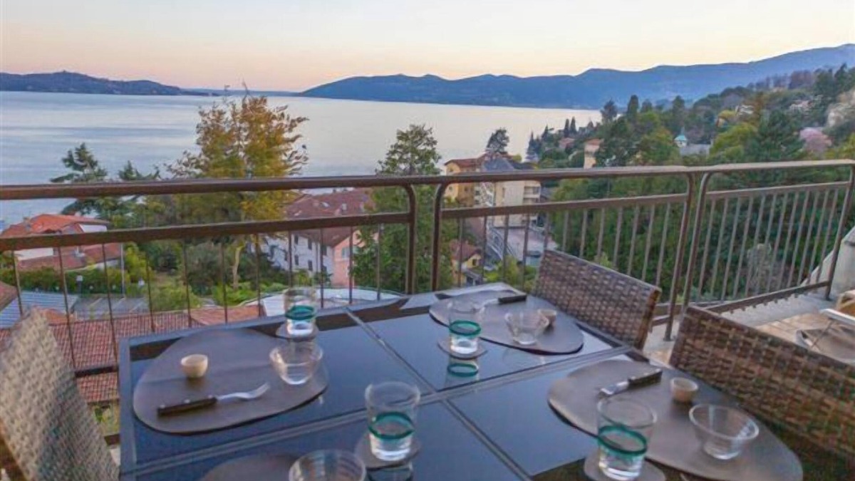 Susello Apartment | Tastefully furnished 3½-room duplex apartment with two balconies in a residence with pool