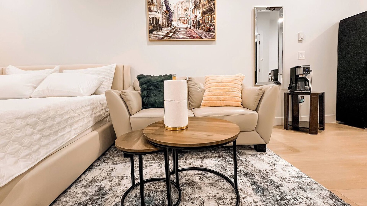 Langford House | Tastefully furnished new studio in Bear Mountain