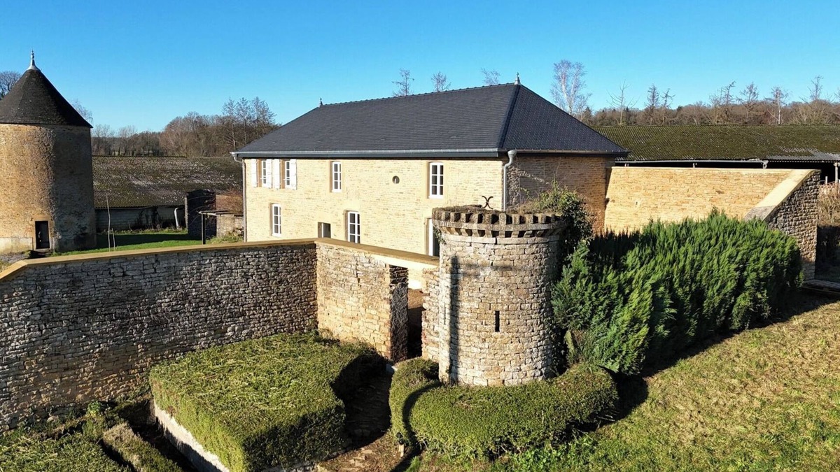 Pouru-Saint-Remy House | Tastefully renovated outbuilding at Château de Remehan