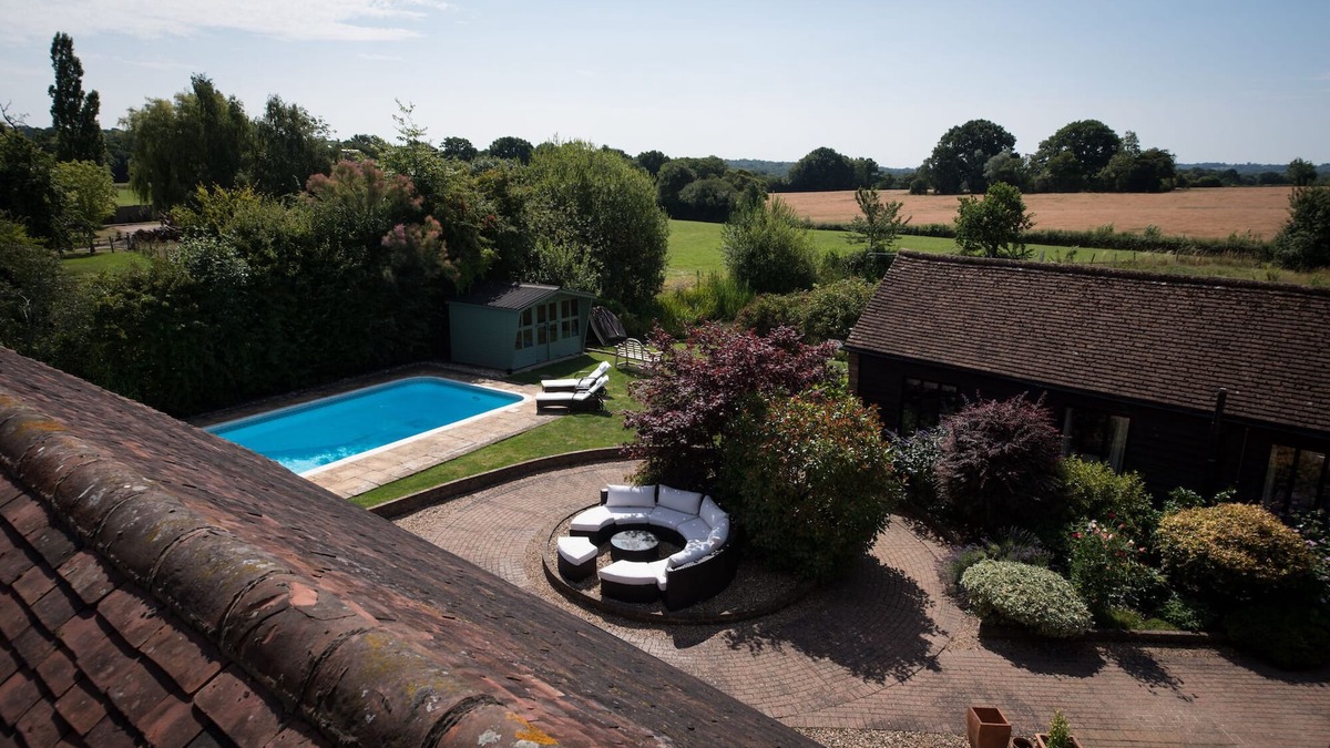 Abbess Roding Cottage | Tastefully Renovated Countryside Cottage with Swimming Pool near Tenterden