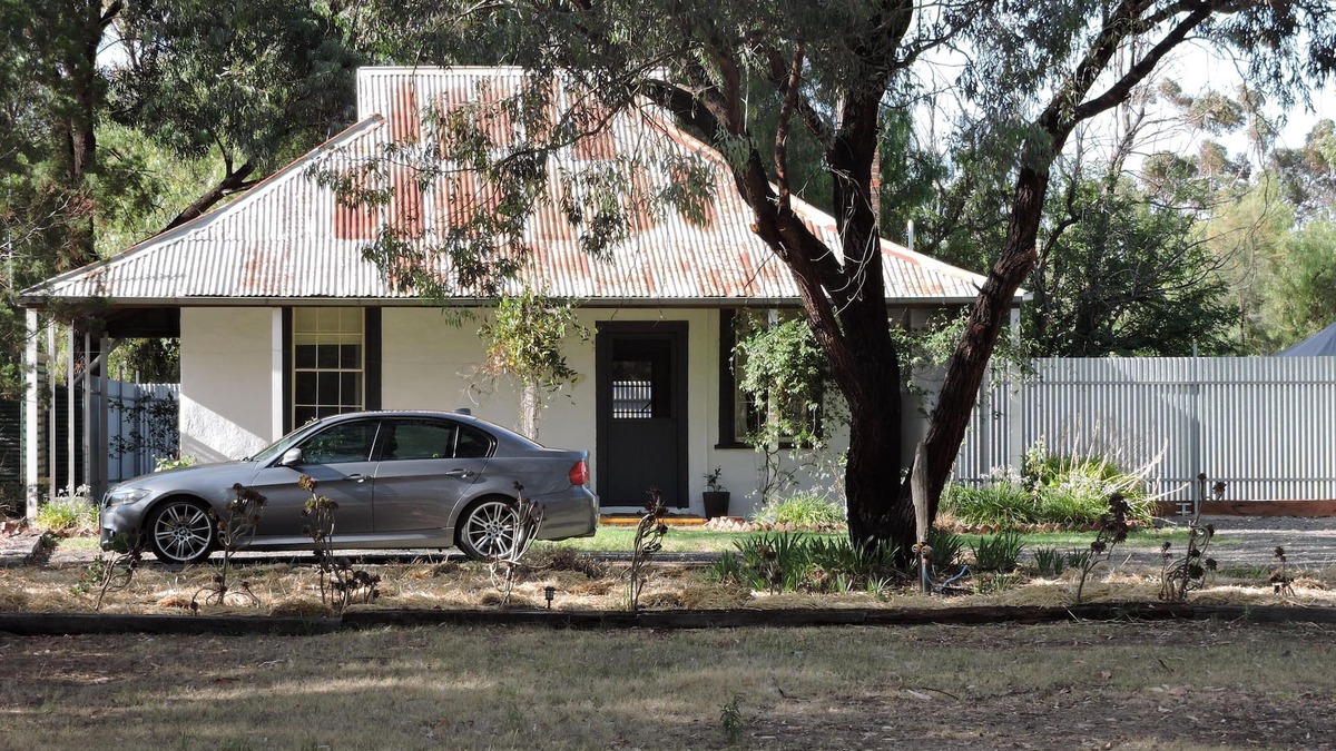 Haven House | Tastefully restored 1923 mudbrick cottage located Horsham (Haven)