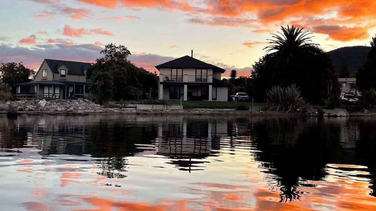 Kawaha Point House | Tatai Lake Edge - 4 Bed Rotorua Lakefront