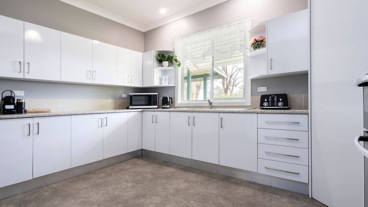 Wallalong House | Tatbern Park Cottage Wallalong next to Wallalong House wedding venue - suits up to 10 guests