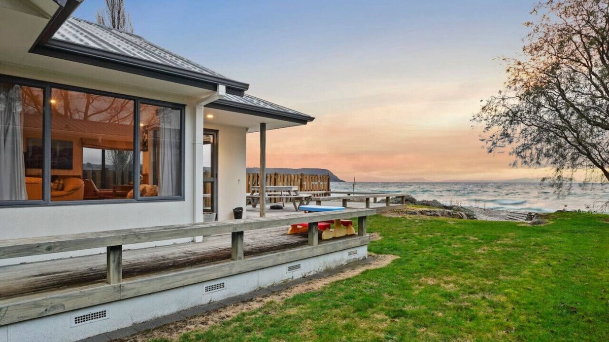 Waitahanui House | Taupo Beachfront Escape 12min to Town | Free Wifi