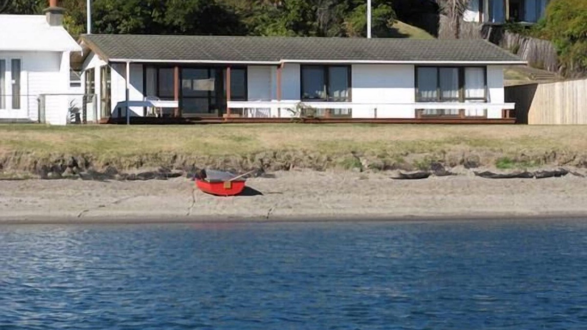 Hilltop House | Taupo Central, Lake Front, Hot Water Beach.