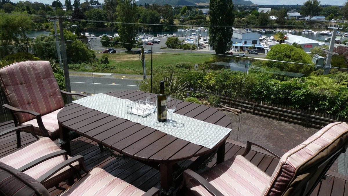 Taupo House | Taupo Harbour Retreat, GREAT VIEWS, Private, Wifi, Prime Video, Rate is 4 people