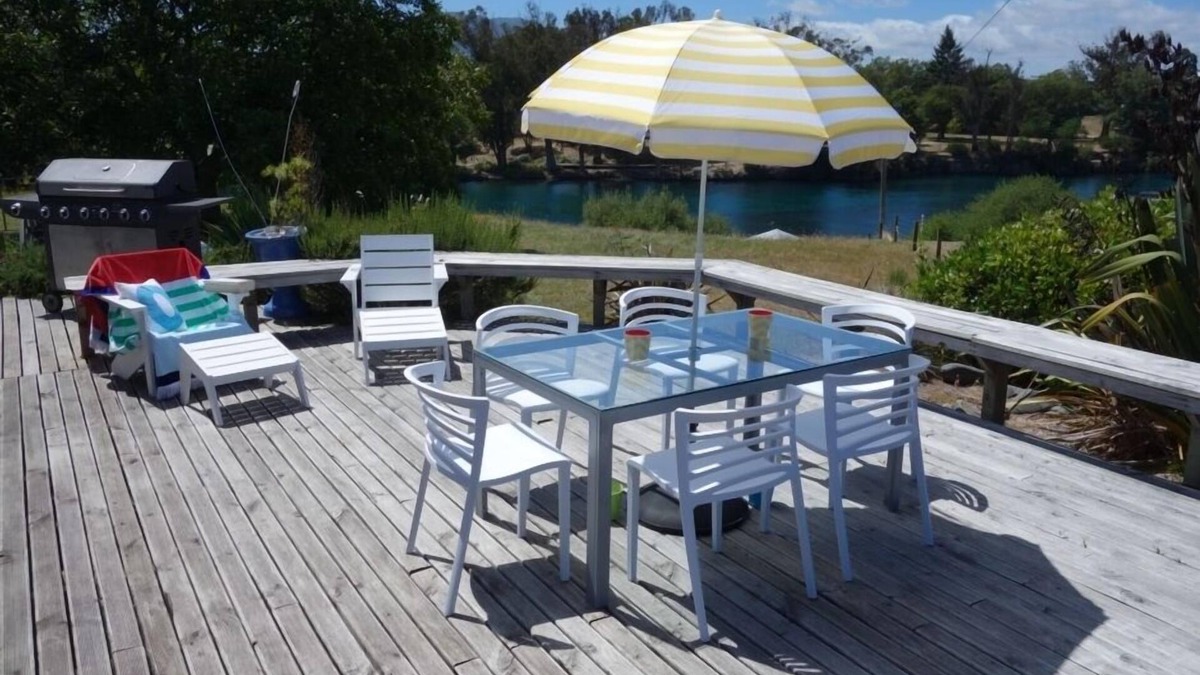 Taupo House | Taupo-Lake and River-