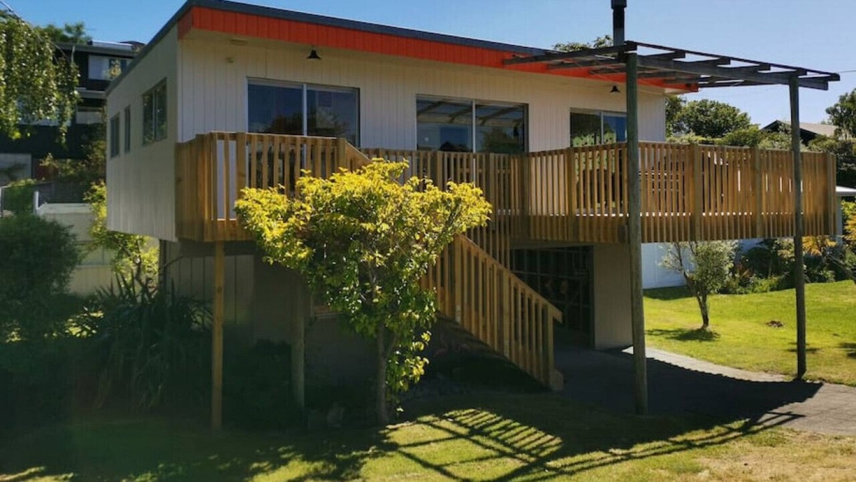 Rainbow Point Cottage | Taupo Retro Bach - A true kiwi Bach, great location