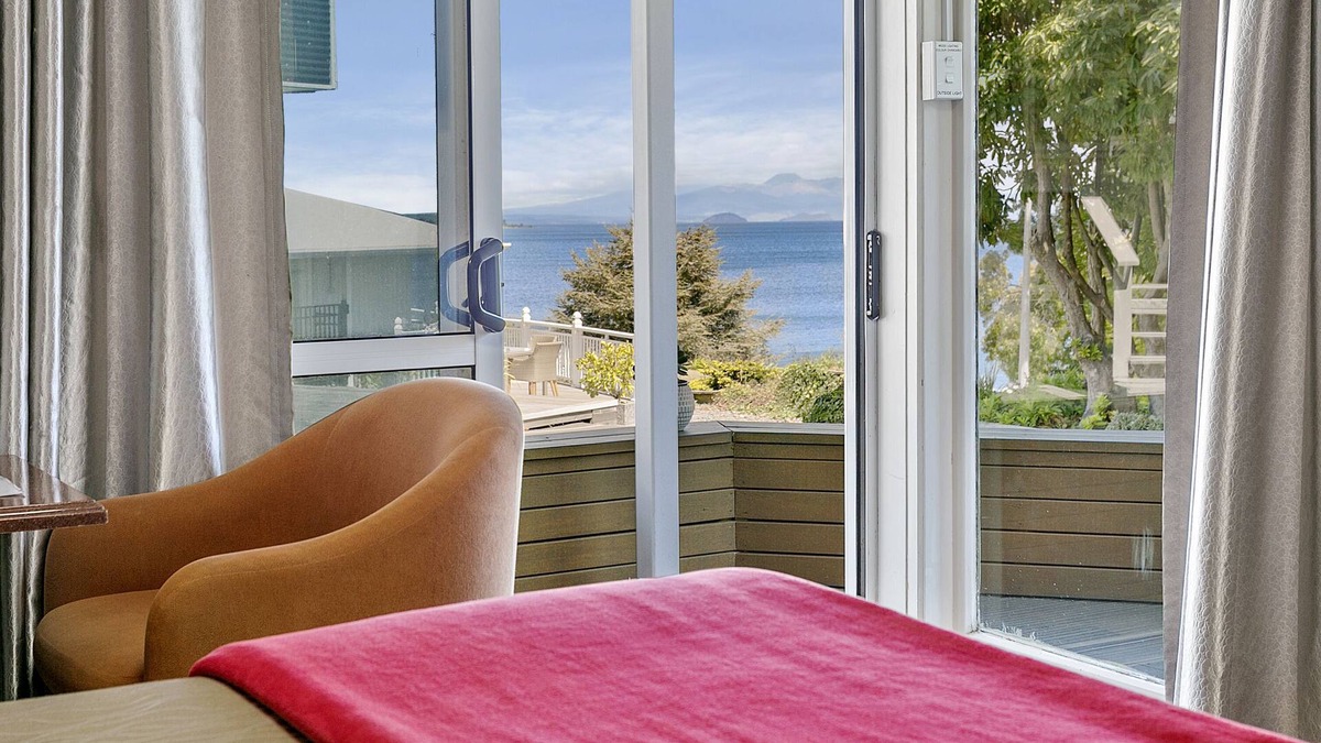 Hilltop Hotel | Taupo Thermal Motel & Spa - Adults Only