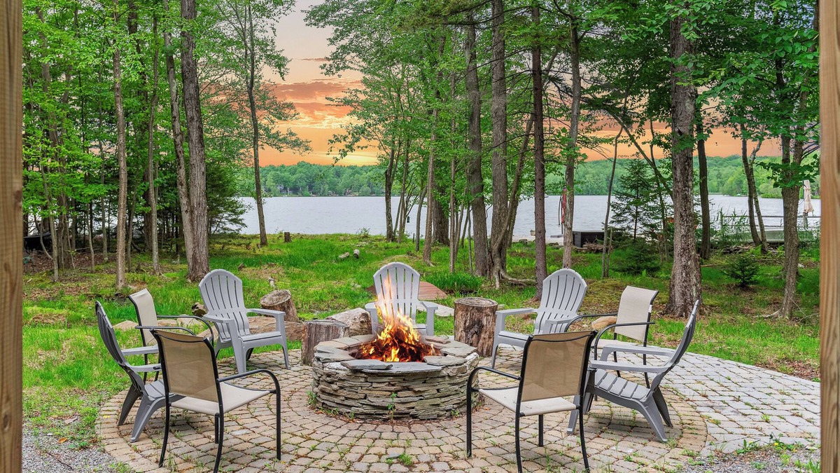 Pocono Lake House | Tavern at the Woods by AvantStay | Lakefront Views, Hot Tub, Firepit, Game Room