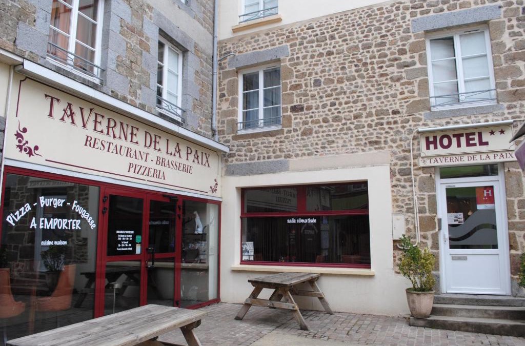 Centre-Ville Hotel | Taverne de la paix