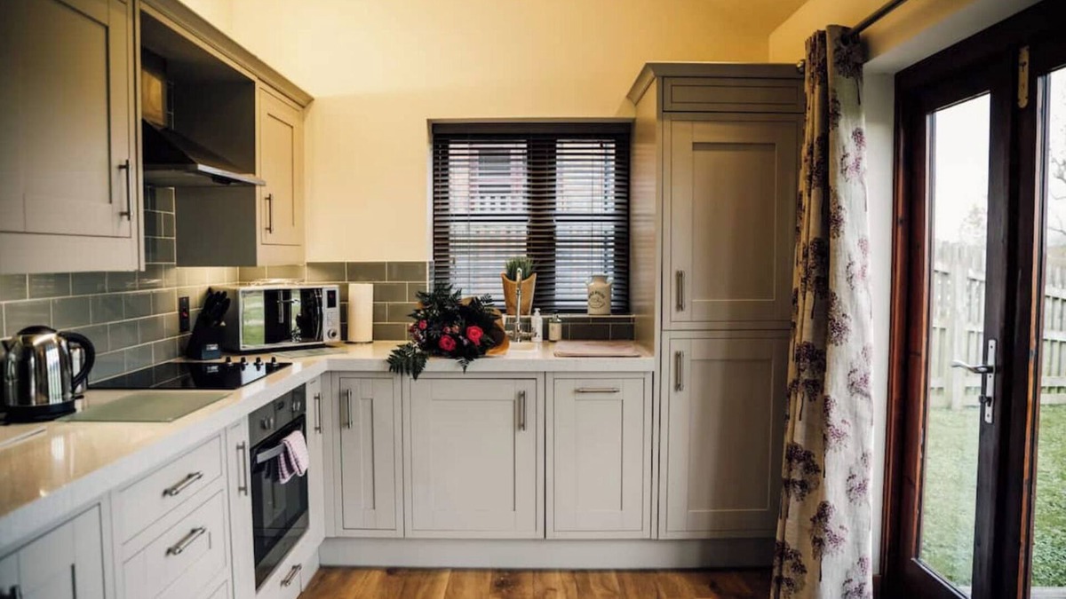 Yoxall Cottage | Tawny Cottage, luxurious and spacious rural haven