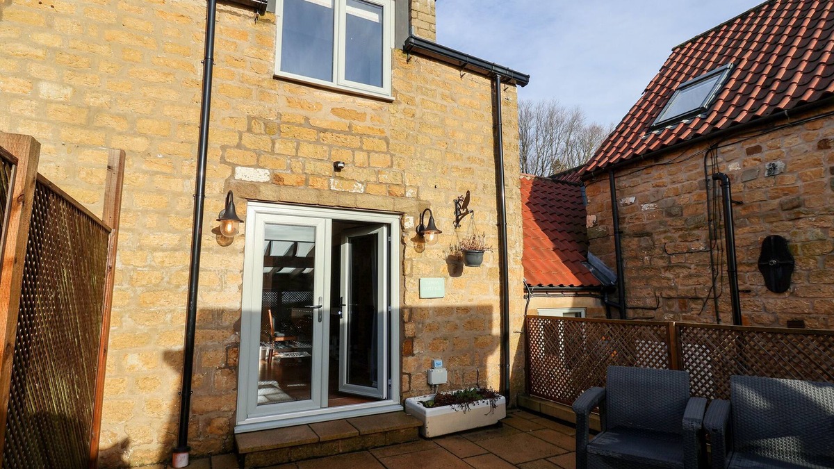 Scarborough Cottage | TAWNY COTTAGE, pet friendly, with hot tub in Seamer, North Yorkshire