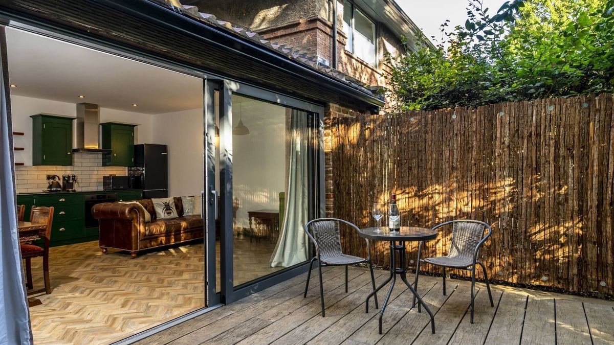 Acomb House | Tawny Lodge - a couples retreat that sleeps 2 guests in 1 bedroom