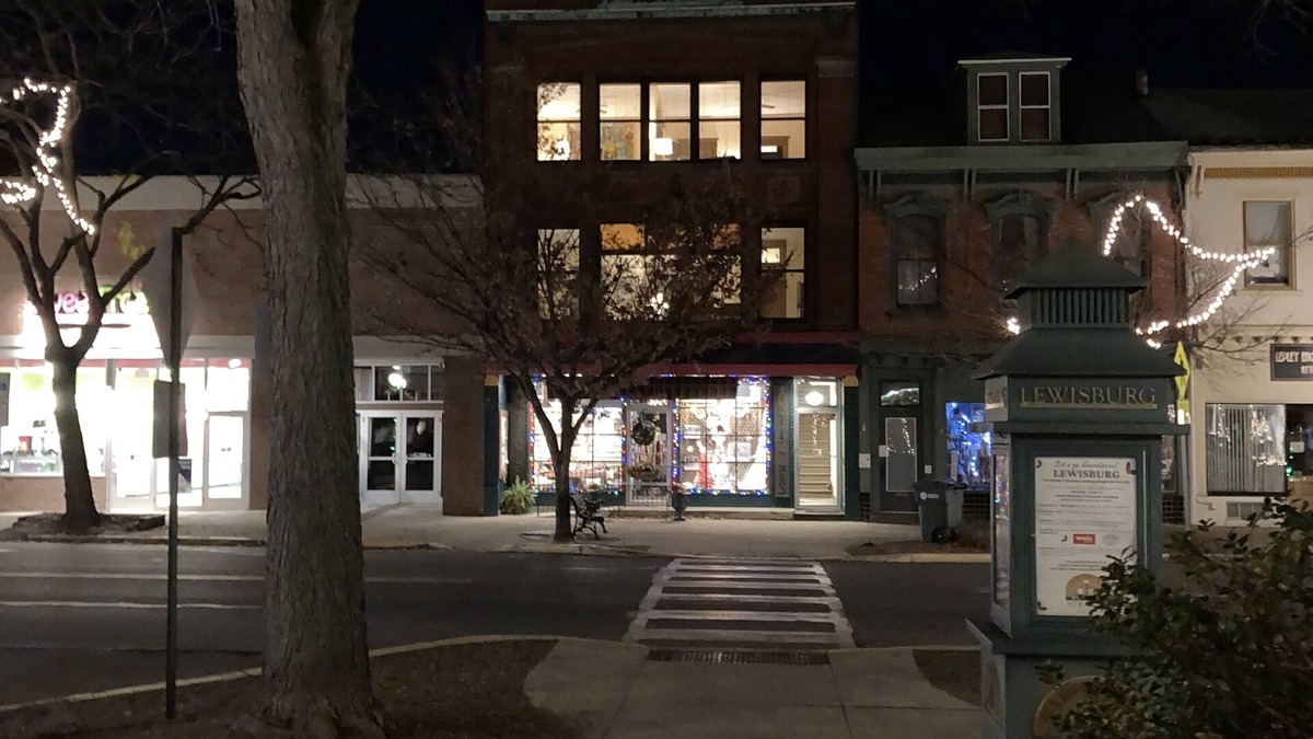 Lewisburg House | Tawsty Flower - Haines Suites