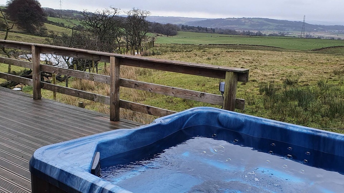 Fintry Cabin | Tay Lodge 3 bedroom 2 bathroom with stunning views and hot tub