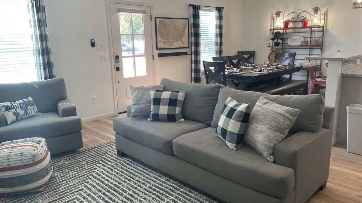 East Riverside House | TAYLOR PLACE-5 Minutes to Silos & Baylor