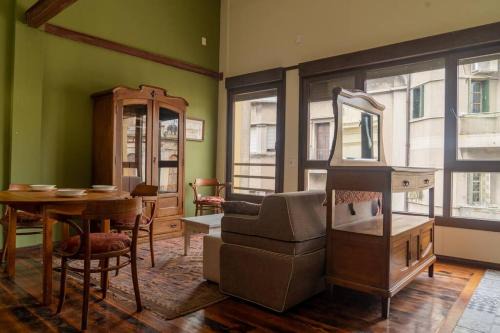 Ciudad Vieja Apartment | Taylor's Port [3] Landing in the Old Town