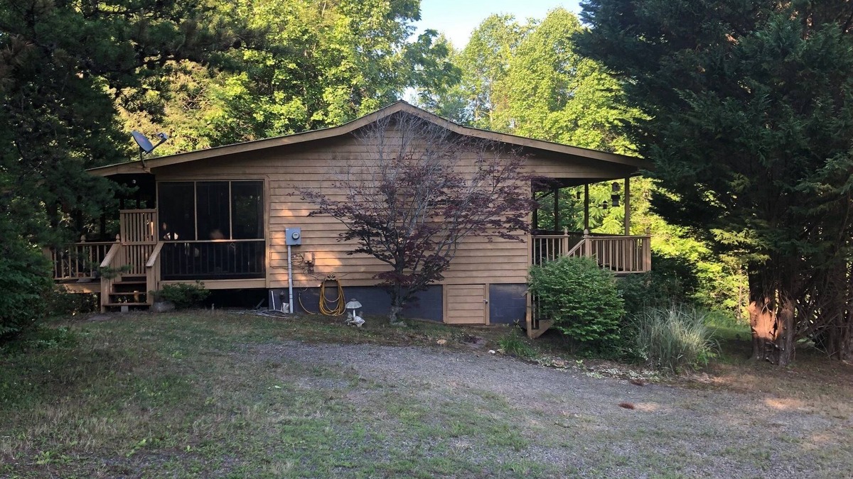 Hiawassee Cabin | Taylor Valley Cabin - Sleeps 4 -6