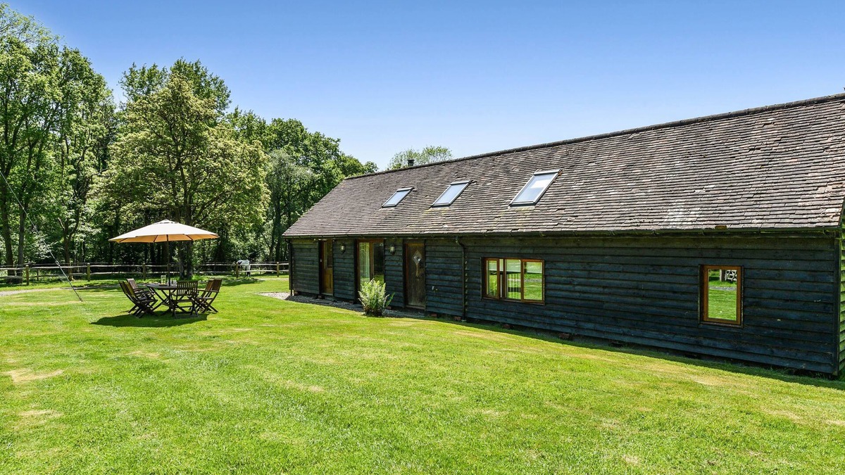 Petersfield Cottage | Taylors Copse Cottage by inspirestays.com - a cottage that sleeps 5 guests in 2 bedrooms
