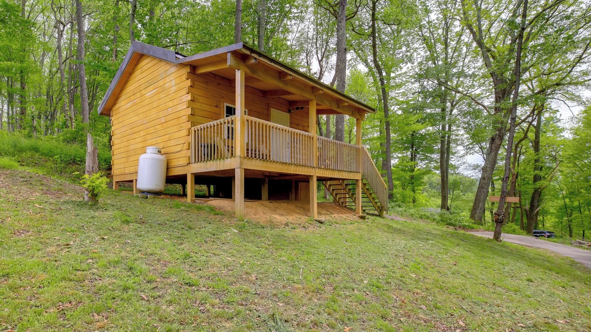 Southern Apartment | Tazewell Cabin Escape w/ Charcoal Grill & Fire Pit