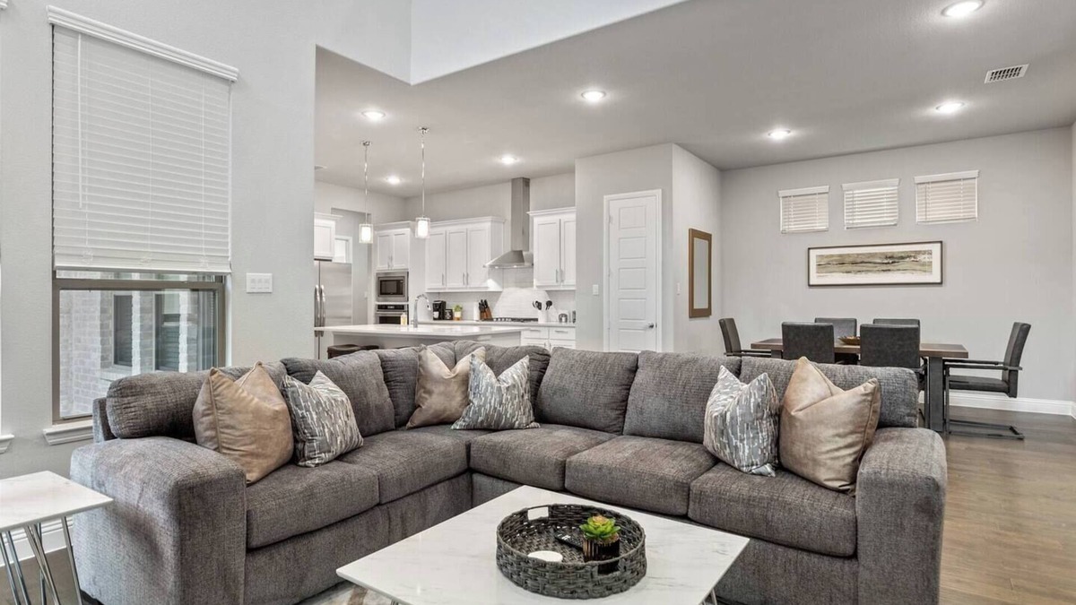 Fairview House | TCH - Spacious 4bd/3.5ba in Fairview with Office