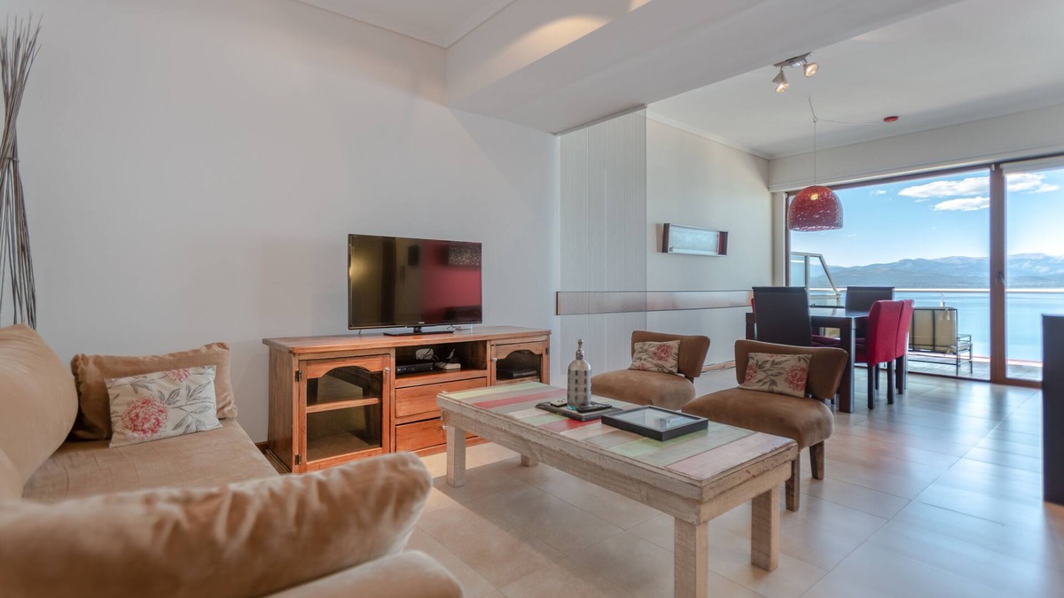 Belgrano House | TD4 - Luxury 2-Level 3 Bedroom Apartment - Balcony and Lake Views