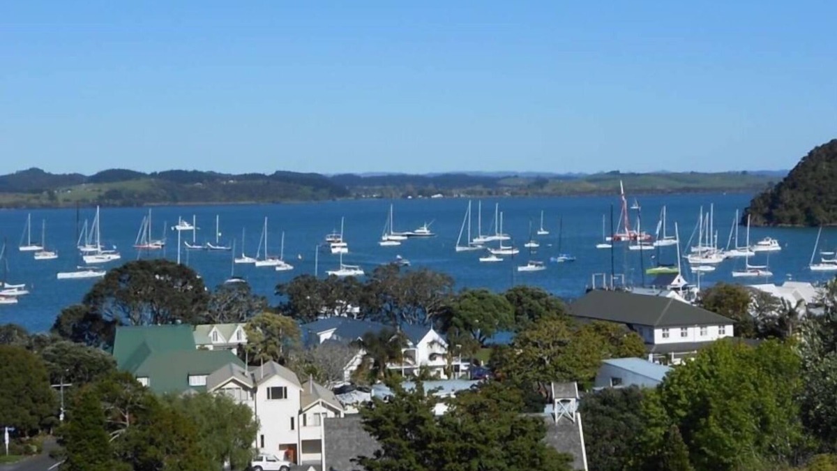 Russell Cottage | Te Manaaki Cottage - A private and quiet Russell villa for two.