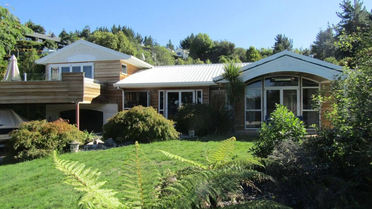 Acacia Bay House | Te Urunga Place – Modern Comfort Near the Lake