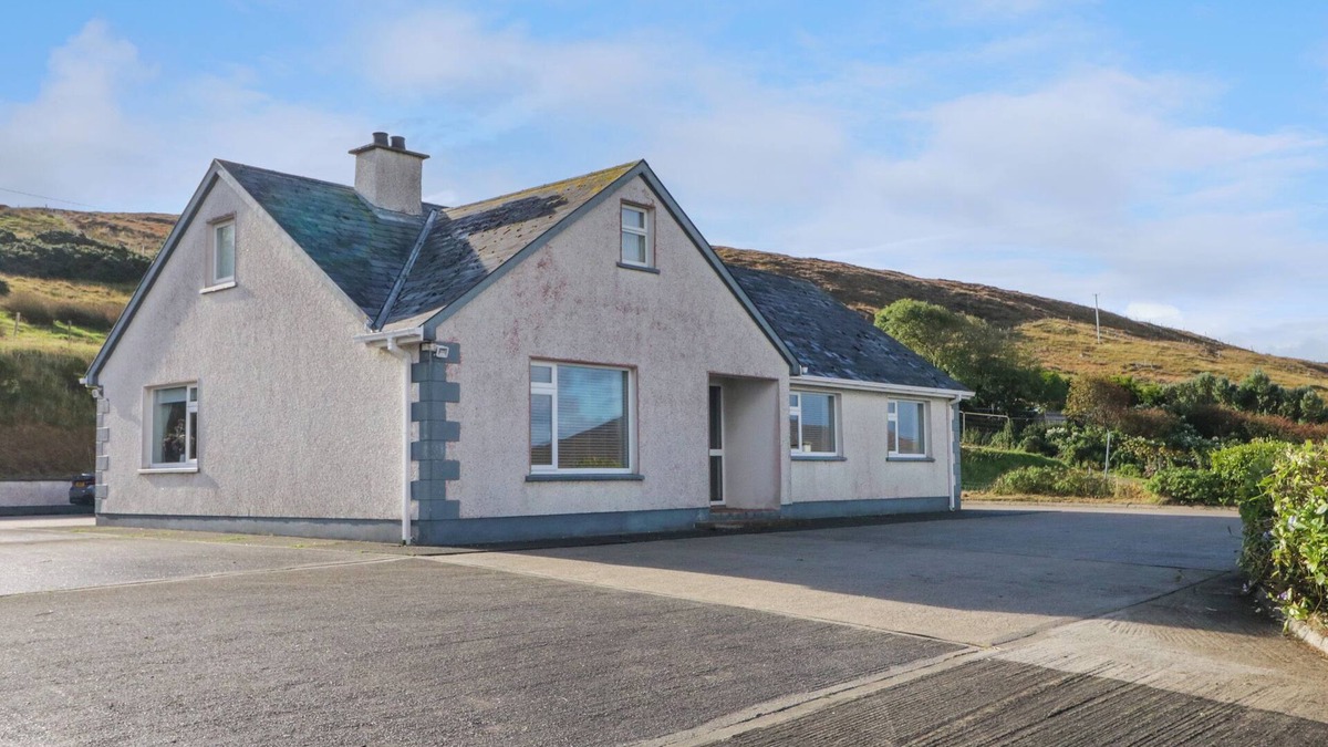 Glaise Bheag Cottage | TEACH ANNIE AGUS PADDY, pet friendly in Gortahork, County Donegal