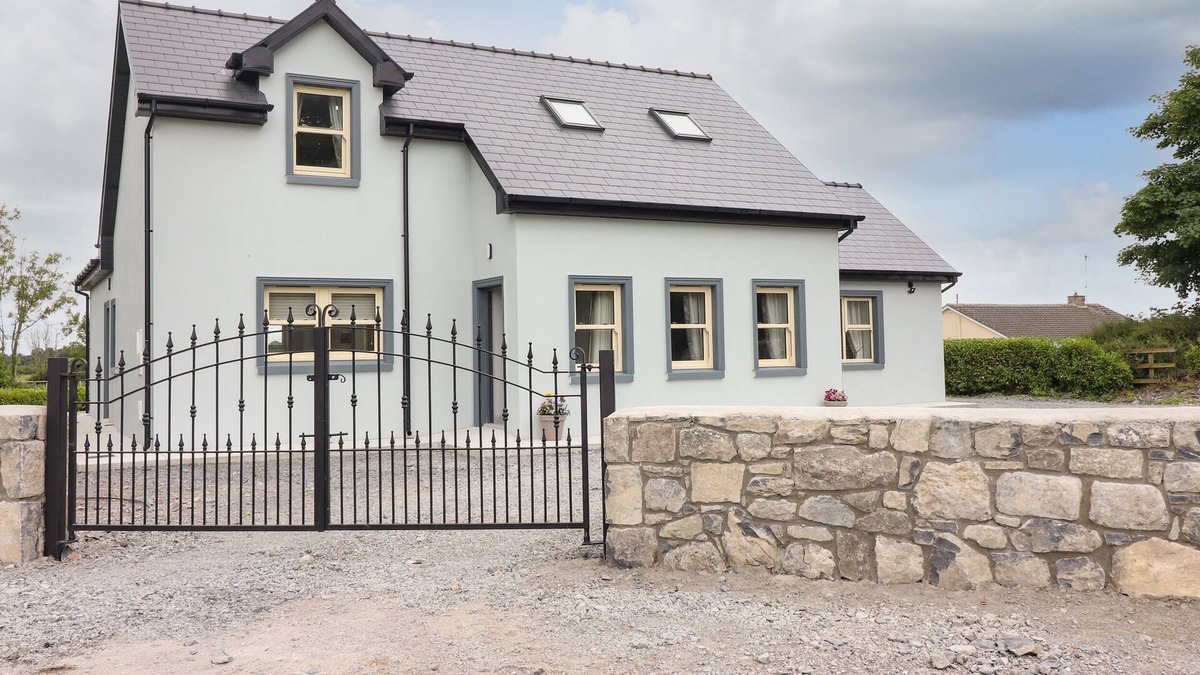 Corofin House | TEACH DE BARRA, pet friendly, with a garden in Corofin, County Clare