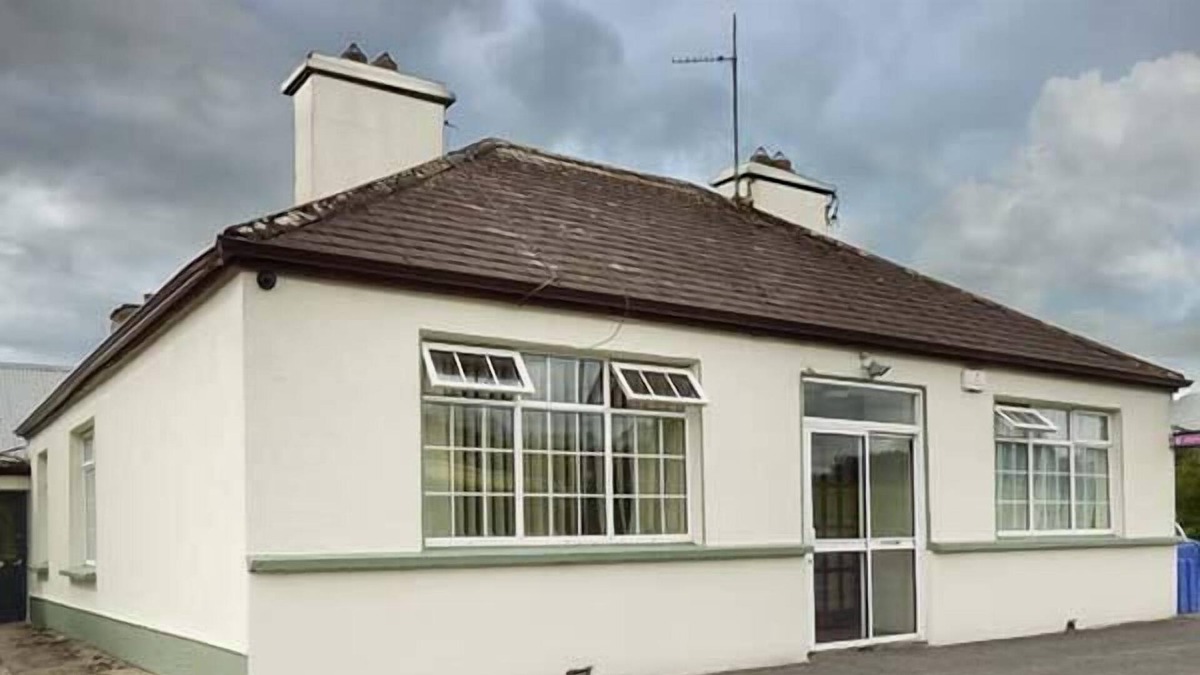 Foxford Cottage | TEACH HANLEY, pet friendly, with open fire in Knockmore, County Mayo