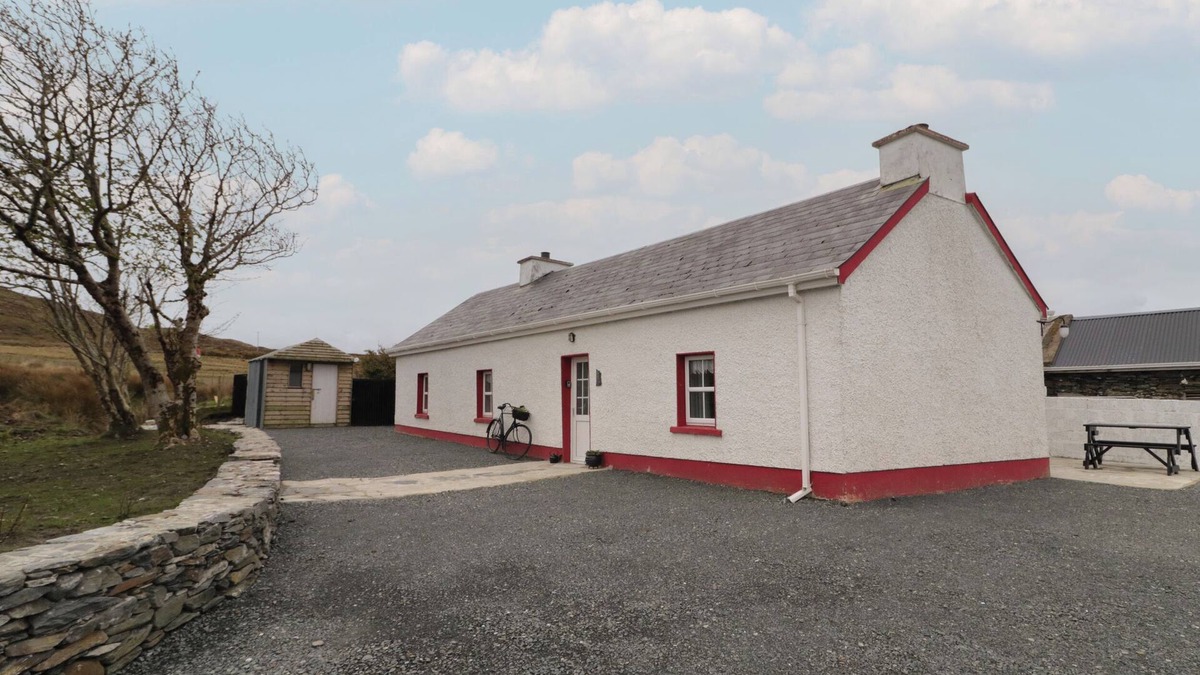 Donegal Cottage | TEACH PHAIDÍ MHÓIR, pet friendly in Glencolmcille, County Donegal