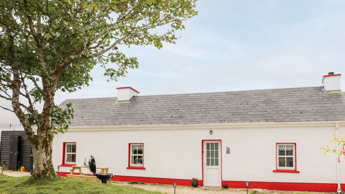 Donegal Cottage | TEACH PHAIDÍ MHÓIR, pet friendly in Glencolmcille, County Donegal