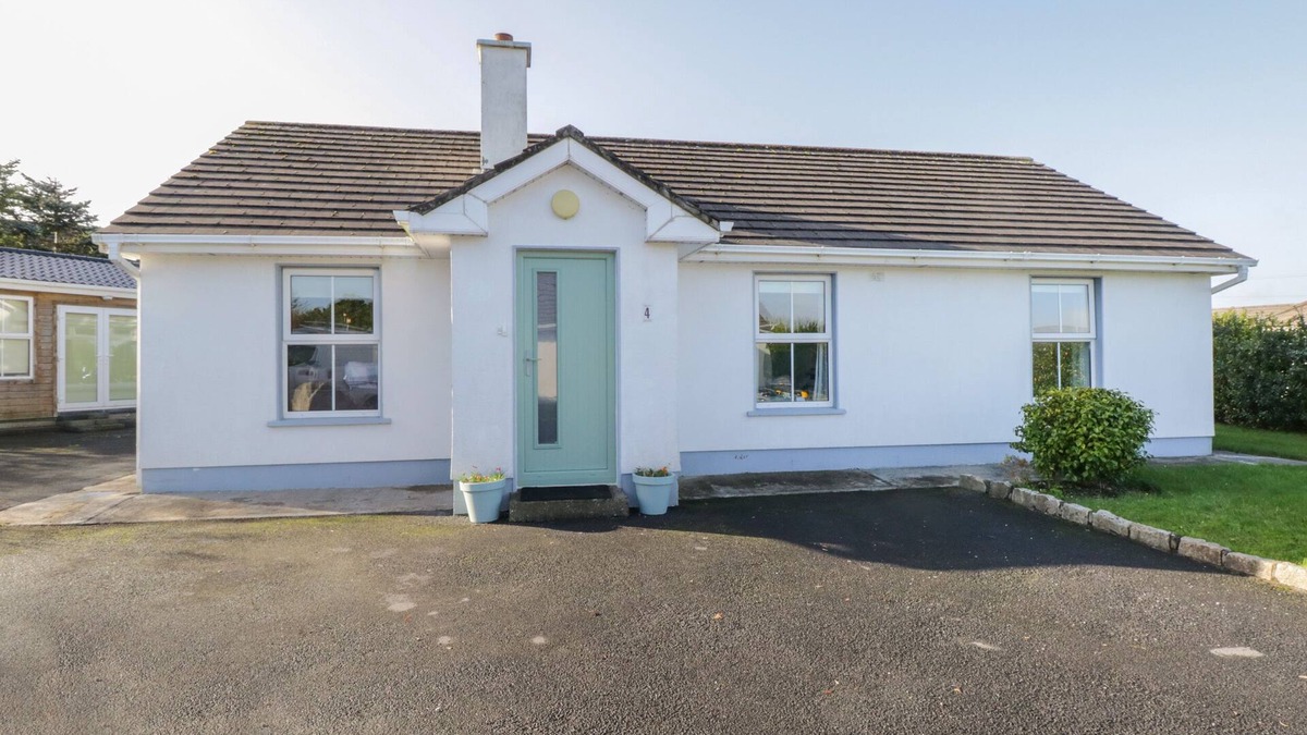 Carraroe Cottage | TEACH TEOLAI, pet friendly, with open fire in Carraroe, County Galway