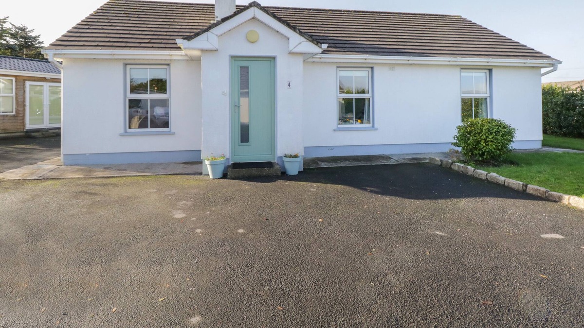 Carraroe Cottage | TEACH TEOLAI, pet friendly, with open fire in Carraroe, County Galway