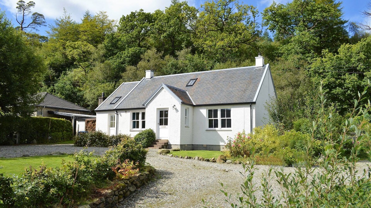 Colintraive Cottage | Teal Cottage, shoreline location, pet friendly, sleeps 4, both bedrooms en-suite
