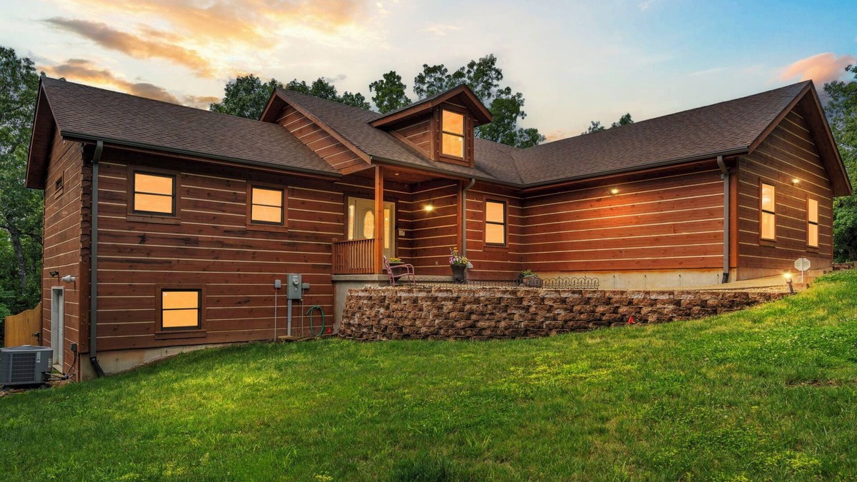 Kirbyville Cabin | Teal’s Treasure | Secluded Lakeside Cabin for 8, Pet Friendly w/Private Pool!