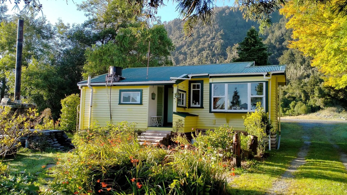 Hari Hari Cottage | Teapot Cottage (50's time-warp)