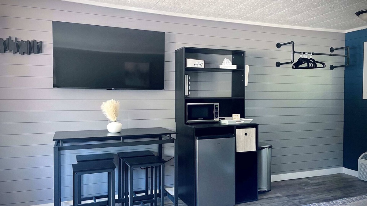 Roscommon Apartment | TeePee Room 11-Newly Renovated