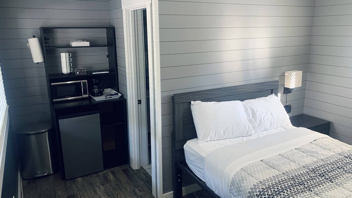 Roscommon Apartment | TeePee Room 15-Newly Renovated