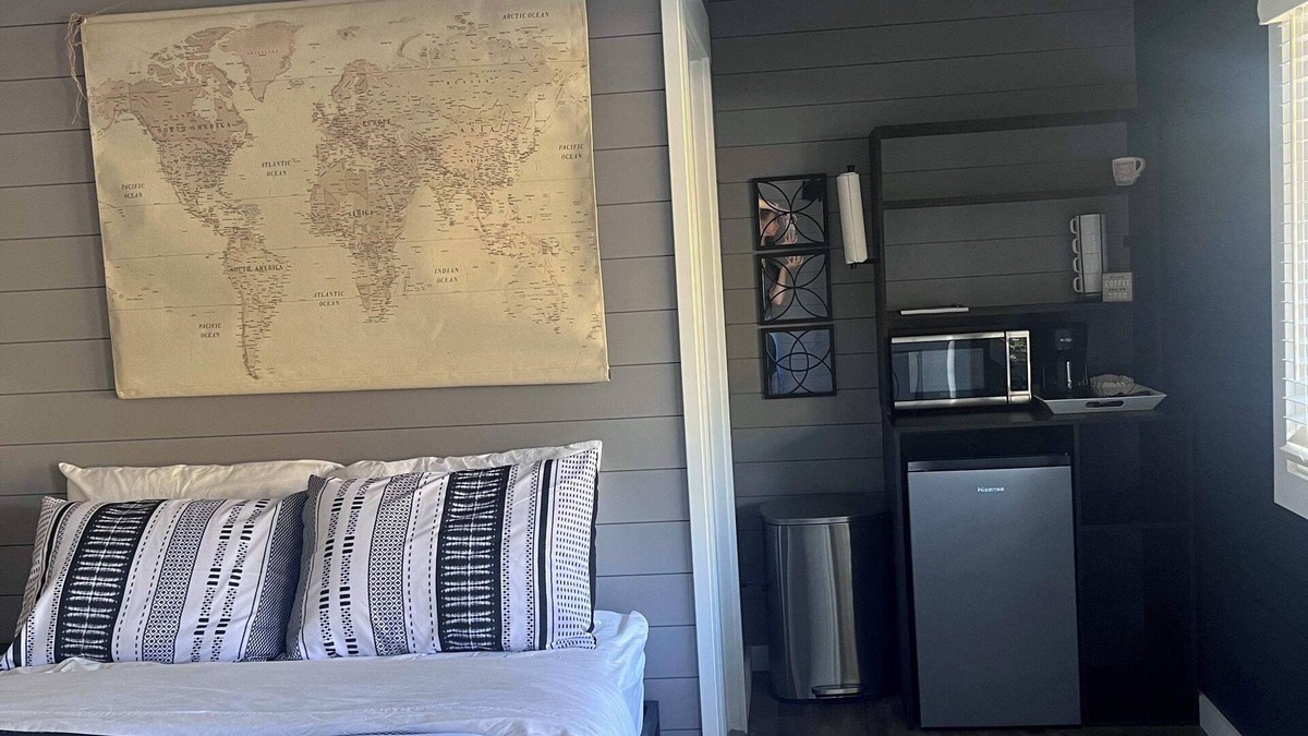 Roscommon Apartment | TeePee Room 16-Newly Renovated