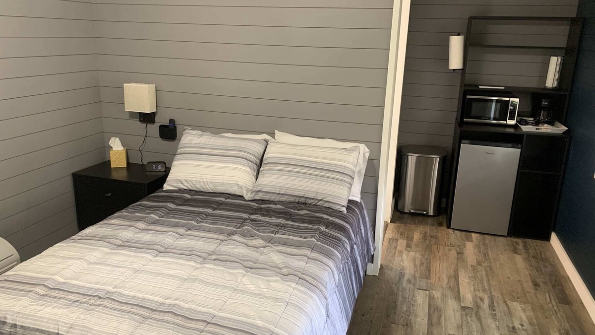 Roscommon Apartment | TeePee Room 4 - Newly Renovated