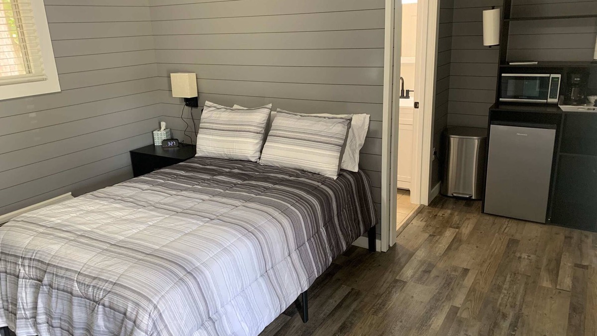 Roscommon Apartment | TeePee Room 5- Newly Renovated